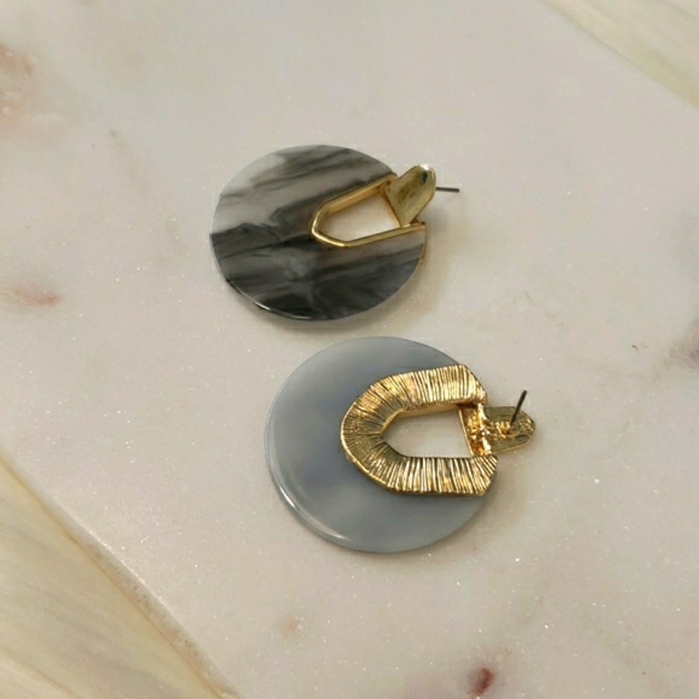 New Anthropologie Gold Resin Earrings - Picture 4 of 4